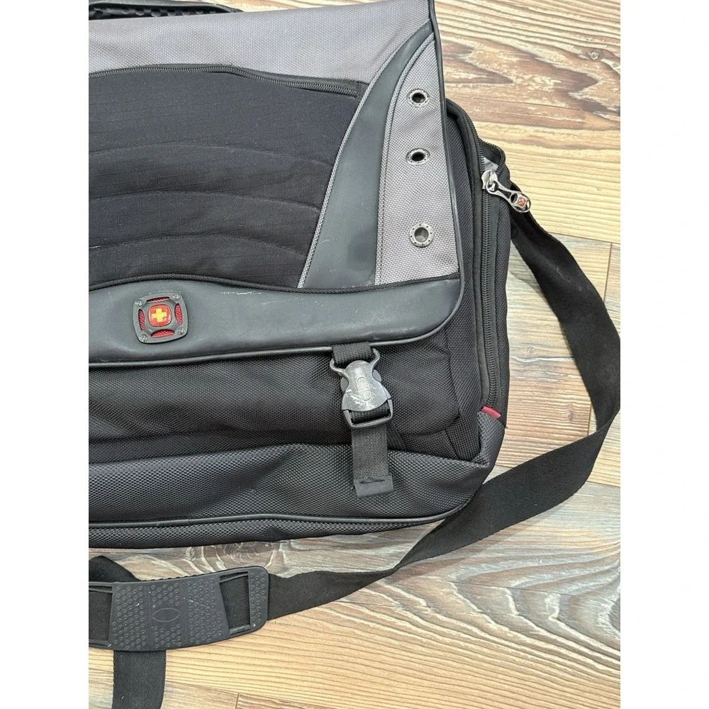 Swiss Gear Large Laptop Bag & Messenger 17x15x5 in With 14 Pockets.